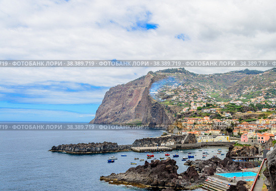 The rugged coastline of the fishing village of Camara de Lobos (2012 год). Стоковое фото, фотограф Михаил Аккуратoв / Фотобанк Лори
