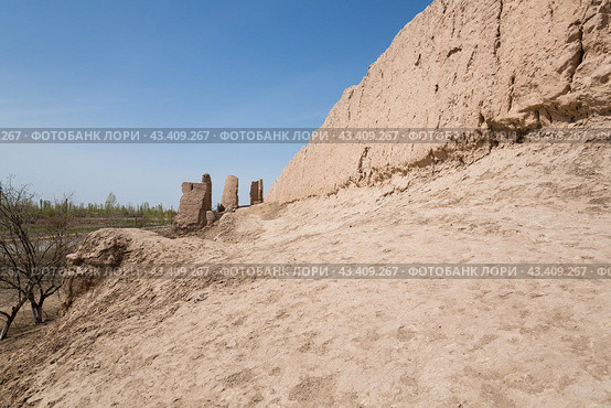 The ruins of fortress Katta Guldursun Qala (2022 год). Стоковое фото, фотограф Юлия Белоусова / Фотобанк Лори