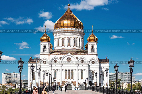 The Russian Orthodox Cathedral. Cathedral of Christ the Savior in Moscow on a sunny day. Russian Federation, Moscow, April 28, 2025.. Редакционное фото, фотограф Photojuli / Фотобанк Лори