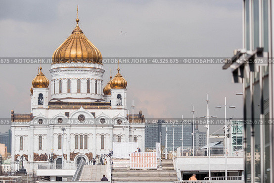 The Russian Orthodox Cathedral is the Cathedral of Christ the Savior in Moscow on a spring day. Russian Federation, Moscow. (2023 год). Редакционное фото, фотограф Photojuli / Фотобанк Лори