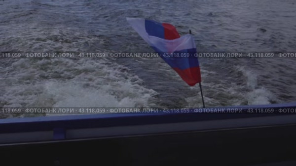 The Russian tricolor on the stern of the ship against the background of water. The Russian Fleet. Стоковое видео, видеограф Ярославский Максим / Фотобанк Лори