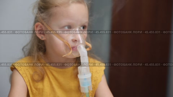 The sick girl is breathing and being treated with a nebulizer. Стоковое видео, видеограф Кутина Татьяна / Фотобанк Лори