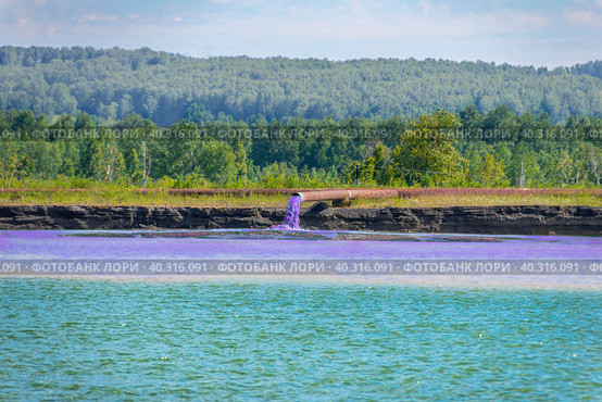 The sludge diverter discharges purple waste into tailings pond. Reuse of water in a closed cycle for ore beneficiation. Стоковое фото, фотограф Дмитрий Коростылев / Фотобанк Лори