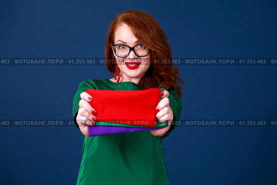 The stylist shows shawls of color-typing. Стоковое фото, фотограф Андрей Аркуша / Фотобанк Лори