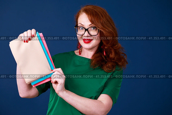 The stylist shows shawls of color-typing. Стоковое фото, фотограф Андрей Аркуша / Фотобанк Лори