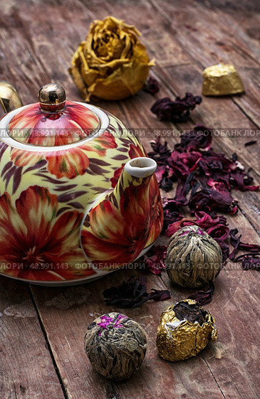 the teapot in the background of elite sorts of tea.the image is tinted in vintage style. Стоковое фото, агентство Ingram Publishing / Фотобанк Лори