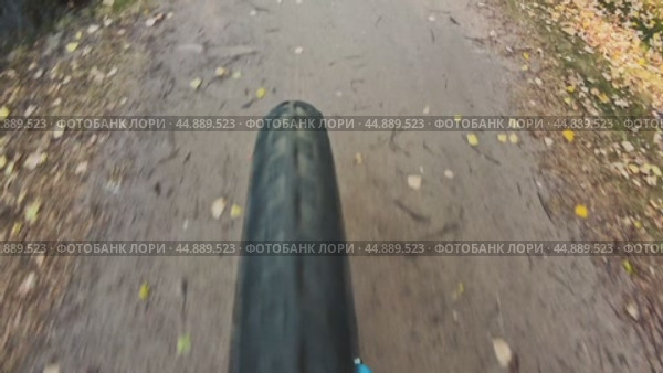 The tires of a mountain bike when driving on various surfaces. Стоковое видео, видеограф Ярославский Максим / Фотобанк Лори