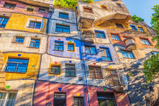 The view of Hundertwasser house in Vienna. (2019 год). Редакционное фото, фотограф Татьяна  Бральнина / Фотобанк Лори