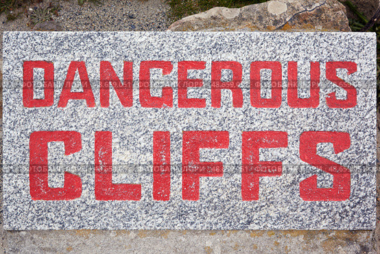 The warning signs “Dangerous cliffs”. Cornwall. England. Great Britain. (2009 год). Стоковое фото, фотограф Сергей Пристяжнюк (Serg Zastavkin) / Фотобанк Лори