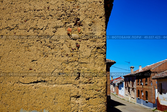 The way of saint James adobe mud walls at Palencia Spain. Стоковое фото, агентство Ingram Publishing / Фотобанк Лори