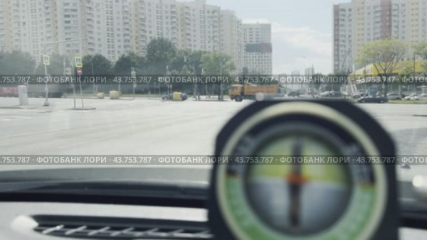 The windshield of the car at the intersection is washed with liquid and cleaned with brushes. Стоковое видео, видеограф Ярославский Максим / Фотобанк Лори