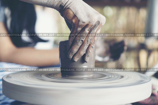 The woman’s hands close up, the masterful studio of ceramics works with clay on a potter’s wheel. Стоковое фото, агентство Ingram Publishing / Фотобанк Лори