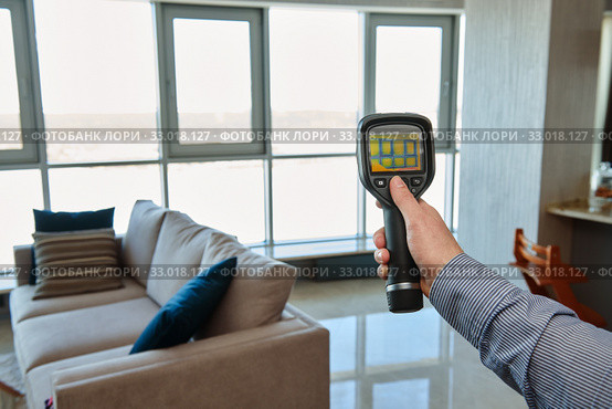 thermal imaging camera at apartment inspection for finding heating leakage. Стоковое фото, фотограф Дмитрий Калиновский / Фотобанк Лори