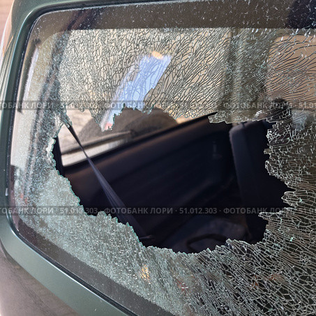 Thief broken car window. Criminal incident and vandalism on the city streets. Стоковое фото, фотограф Сергей Пристяжнюк (Serg Zastavkin) / Фотобанк Лори