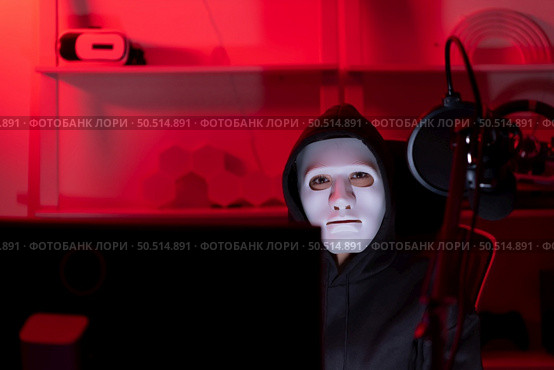 This is the face of a hacker who is knowledgeable with operating systems and other programs. He will exploit flaws and breach the computer system to cause damage. Стоковое фото, агентство Ingram Publishing / Фотобанк Лори