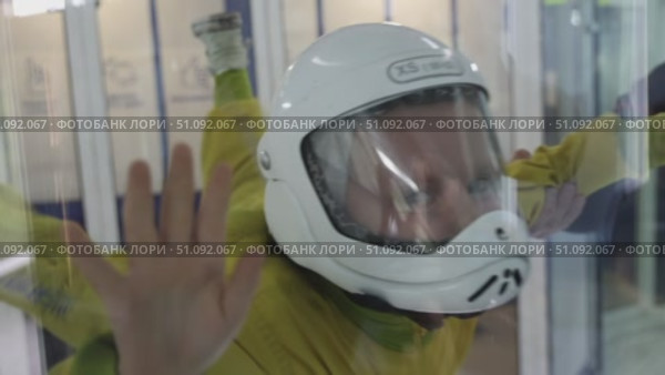 This is the first time a small child has flown in an aerotube with an instructor. Стоковое видео, видеограф German Zvyagin / Фотобанк Лори