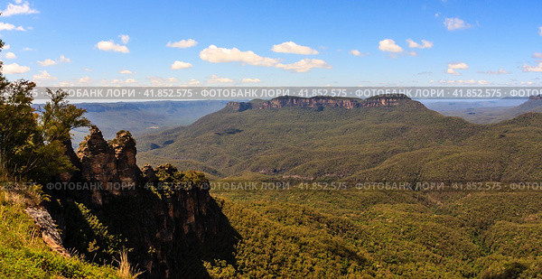 Three Sisters is the Blue Mountains' most Impressive landmark. Located at Echo Point Katoomba, New South Wales, Australia (2009 год). Стоковое фото, фотограф VittoriaChe / Фотобанк Лори