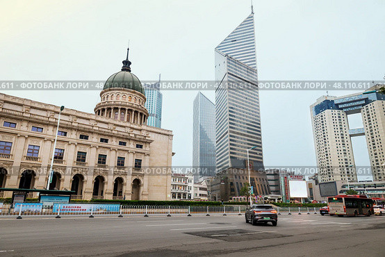 Tianjin, China, old and modern architecture. Старое здание концертного зала в Тяньцзине в европейском стиле и современные высотные здания (2024 год). Стоковое фото, фотограф Римма Тельнова / Фотобанк Лори