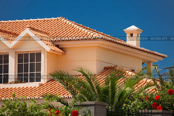 Tiled roof of a large house (2014 год). Стоковое фото, фотограф Дмитрий Киселёв / Фотобанк Лори