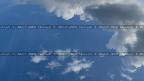 Time Lapse: Fast-Moving White Clouds Soar Across the Sky. Стоковое видео, видеограф Sergakoff / Фотобанк Лори