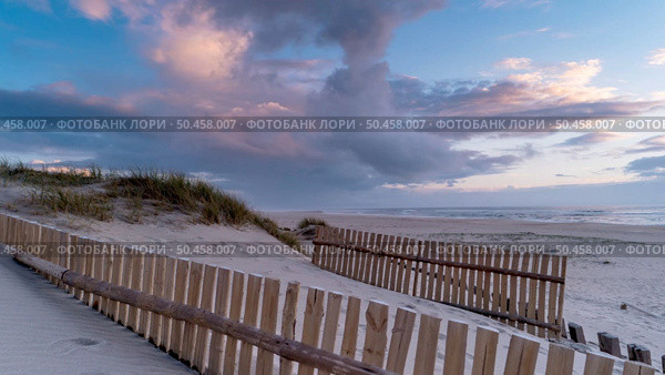 Timelapse shot of a beach with clouds in the sky. Стоковое фото, агентство Ingram Publishing / Фотобанк Лори