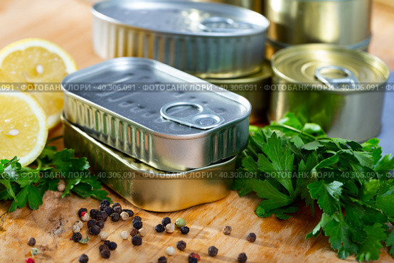 Tin cans with ring pull on wooden surface with lemon and greens. Стоковое фото, фотограф Яков Филимонов / Фотобанк Лори