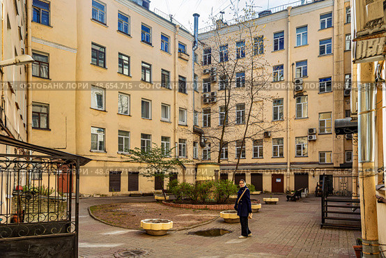 Типичный двор-колодец жилого дома в Санкт-Петербурге (2022 год). Редакционное фото, фотограф Владимир Шипикин / Фотобанк Лори