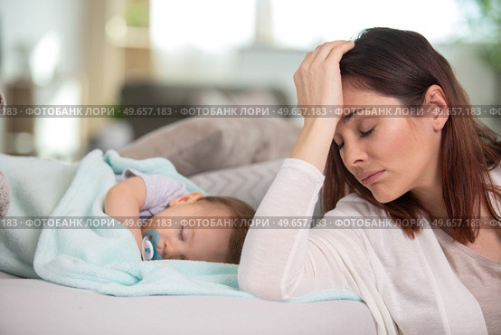 tired mother with sleeping baby. Стоковое фото, агентство Ingram Publishing / Фотобанк Лори