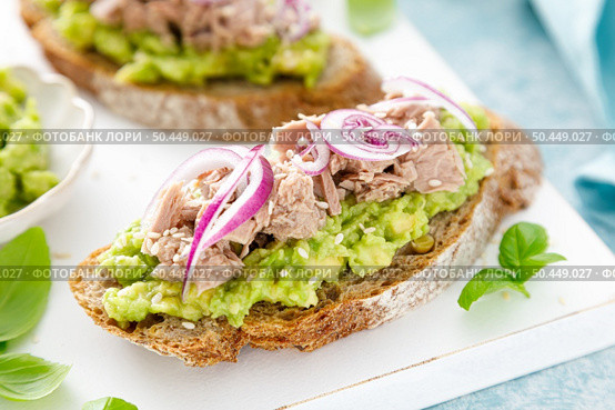 Toasts with canned tuna and avocado guacamole. Healthy food, diet breakfast. Стоковое фото, агентство Ingram Publishing / Фотобанк Лори