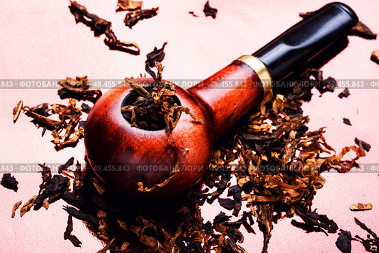 Tobacco pipe or smoking pipe.Classic wooden pipe with tobacco. Vintage wooden tobacco pipe. Стоковое фото, агентство Ingram Publishing / Фотобанк Лори