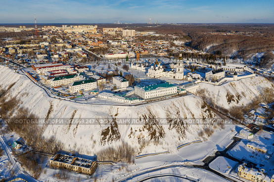Тобольск зимой. Тобольский кремль - самая большая каменная крепость в Сибири. Вид с воздуха. Tobolsk in winter. Tobolsk Kremlin - the sole stone fortress in Siberia. Aerial view. (2022 год). Редакционное фото, фотограф Евгений Романов / Фотобанк Лори