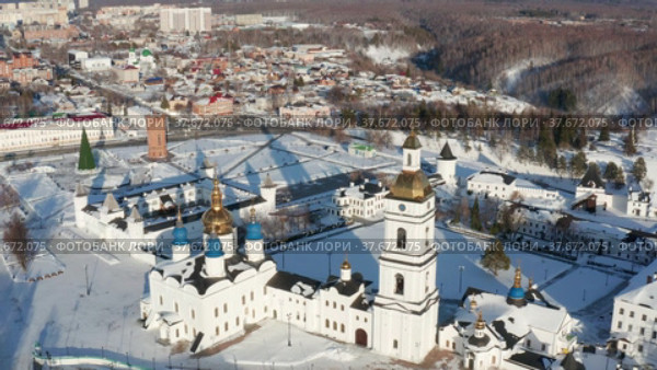 Тобольск зимой. Тобольский кремль - самая большая каменная крепость в Сибири. Вид с воздуха. Tobolsk in winter. Tobolsk Kremlin - the sole stone fortress in Siberia. Aerial view. (2022 год). Редакционное видео, видеограф Евгений Романов / Фотобанк Лори