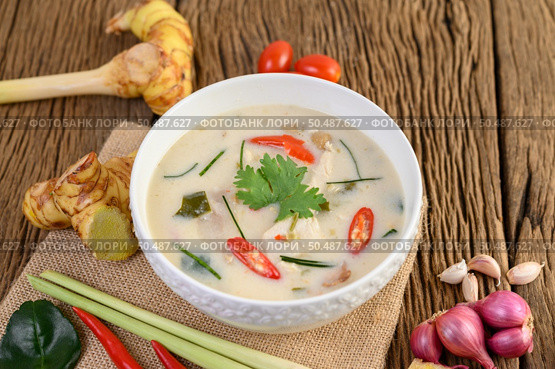 Tom Kha Kai in a bowl with kaffir lime leaves, lemongrass, red onion, galangal and chilli. Стоковое фото, агентство Ingram Publishing / Фотобанк Лори