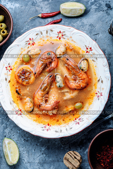 Tom Yam kung Spicy Thai soup with shrimp.Soup with fish and seafood. Sour soup with shrimp. Стоковое фото, агентство Ingram Publishing / Фотобанк Лори