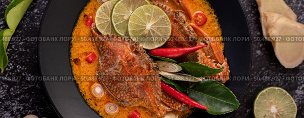 Tom yum crab with lemon, chili, tomato, garlic, lemongrass, kaffir lime leaves in a plate. Стоковое фото, агентство Ingram Publishing / Фотобанк Лори
