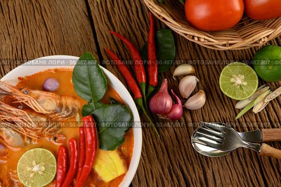 Tom Yum Kung Thai hot spicy soup shrimp with lemon grass,lemon,galangal and chilli on wooden background Thailand Food. Стоковое фото, агентство Ingram Publishing / Фотобанк Лори