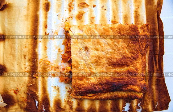 tomato ratatouille pie with puff pastry on a oven paper. Стоковое фото, агентство Ingram Publishing / Фотобанк Лори
