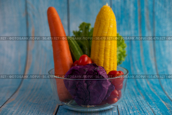 Tomatoes, carrots, cucumbers, onions, salads, onions and purple cabbage in a glass cup.Selective focus. Стоковое фото, агентство Ingram Publishing / Фотобанк Лори