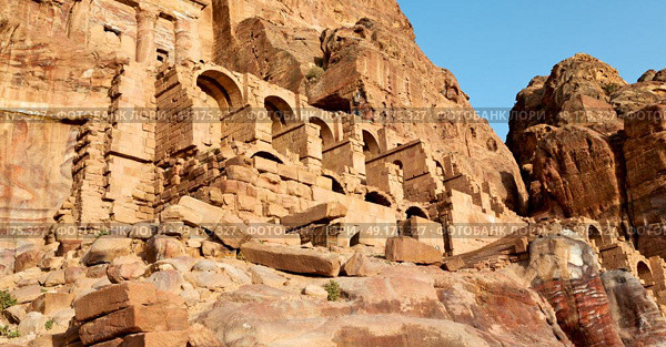 tomb in the antique site of petra in jordan the beautiful wonder of the world. Стоковое фото, агентство Ingram Publishing / Фотобанк Лори