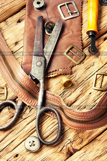 Tools of a tanner for working with leather. Working tools and cut out pieces of leather. Стоковое фото, агентство Ingram Publishing / Фотобанк Лори