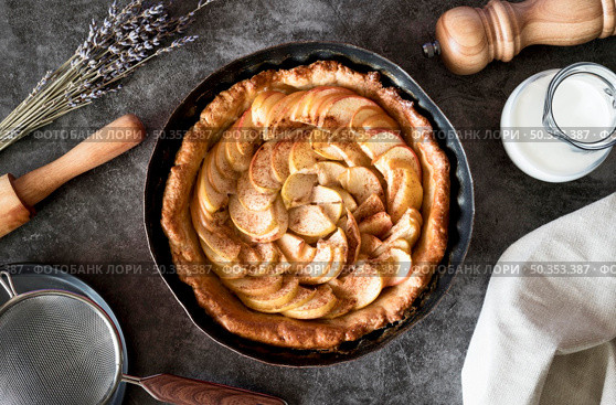 top view apple pie tray. Стоковое фото, агентство Ingram Publishing / Фотобанк Лори