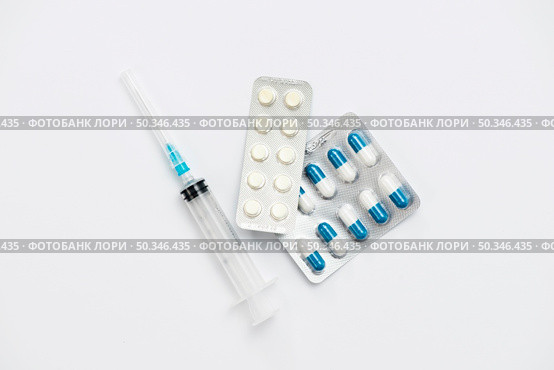 top view arrangement with syringe. Стоковое фото, агентство Ingram Publishing / Фотобанк Лори