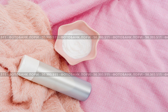 top view bottle body butter pink background. Стоковое фото, агентство Ingram Publishing / Фотобанк Лори