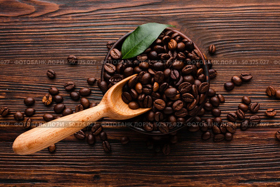 top view coffee scoop with roasted beans. Стоковое фото, агентство Ingram Publishing / Фотобанк Лори
