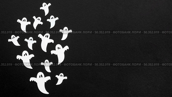 top view creepy halloween ghosts with copy space. Стоковое фото, агентство Ingram Publishing / Фотобанк Лори