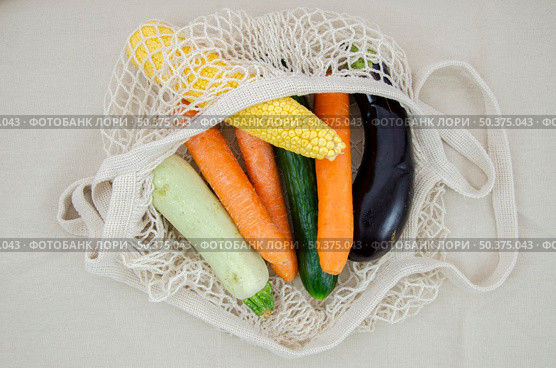 top view crochet net bag with carrots eggplant. Стоковое фото, агентство Ingram Publishing / Фотобанк Лори