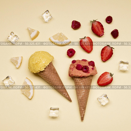 top view delicious ice cream with strawberries. Resolution and high quality beautiful photo. top view delicious ice cream with strawberries. High quality and resolution beautiful photo concept. Стоковое фото, агентство Ingram Publishing / Фотобанк Лори