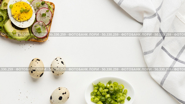 top view egg avocado sandwich with tablecloth. High resolution photo. top view egg avocado sandwich with tablecloth. High quality photo. Стоковое фото, агентство Ingram Publishing / Фотобанк Лори