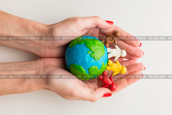 top view hands holding plasticine globe people. High resolution photo. top view hands holding plasticine globe people. High quality photo. Стоковое фото, агентство Ingram Publishing / Фотобанк Лори