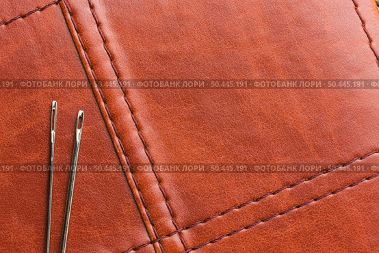 top view leather with needles copy space. Стоковое фото, агентство Ingram Publishing / Фотобанк Лори